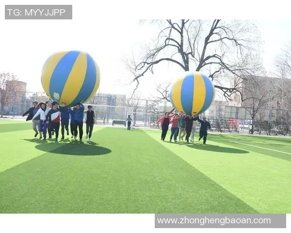 二人兄弟同心协力，领衔足球赛场双雄争霸新篇章