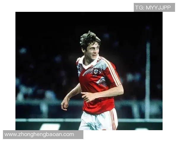 曾经足球球星的辉煌岁月与传奇排名解析：谁是最伟大的足球巨星