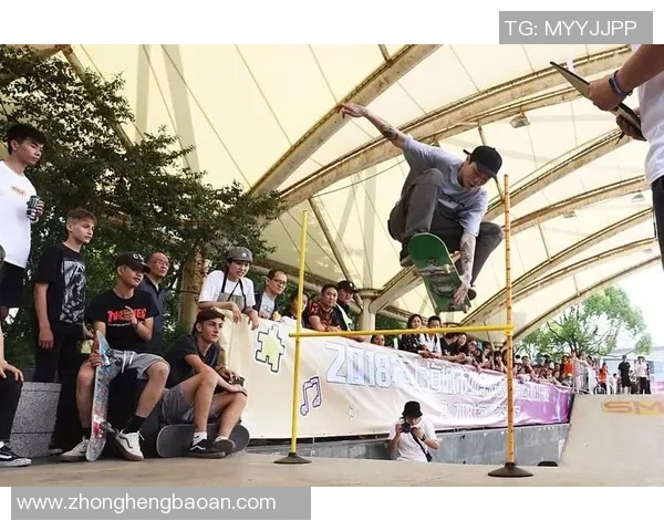 足球巨星跨界挑战滑板极限运动展现惊人技巧与活力 足球巨星跨界挑战滑板极限运动展现惊人技巧与活力